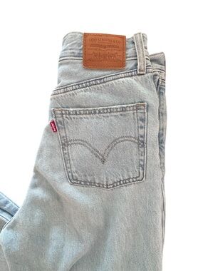 Levi’s Premium High Loose Light Wash Wide Leg Jeans Size 26